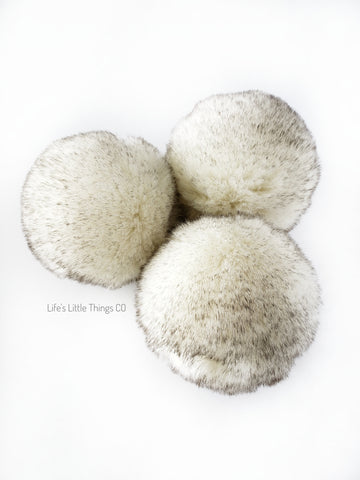 A fun, modern touch to your knitwear.  Make a STATEMENT with a faux fur poof.  Each pom is handmade with high quality faux fur (vegan). Price is for 1 Cotton Faux Fur Pom Pom